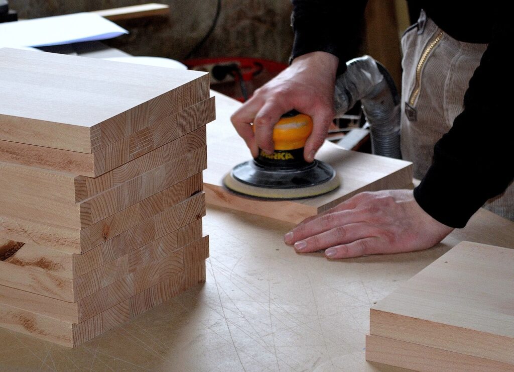 Lijadora trabajando en tablas de madera